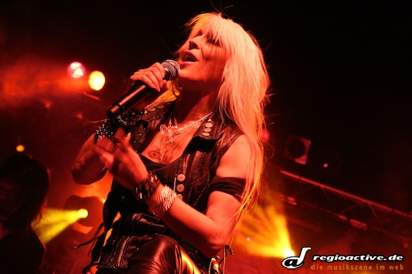 Viele musizierende Frauen nennen Doro Pesch ihr Vorbild - immerhin schaffte es die aus Düsseldorf stammende Sängerin als erste, in der Männerdomäne Metal international erfolgreich zu sein.