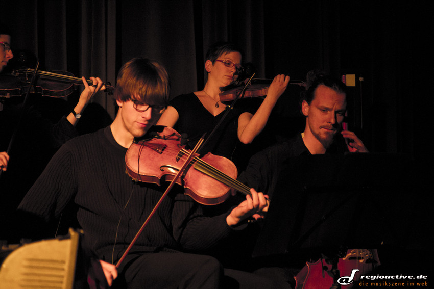 Ein kleines Orchester unterstützte die sechs Dresdner, die für ihr letztes Konzert das Kino "Filmtheater Schauburg" in ihrer Heimatstadt ausgewählt hatten.
